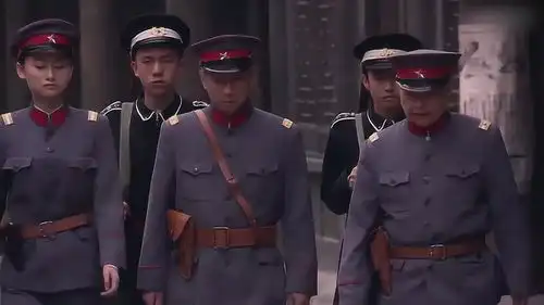 小伙见到老太太,只好接着演戏,却遇到了团长
