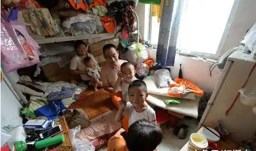 寸土寸金的大城市,环卫工蜗居6平方米公寓,一家4口睡一张床
