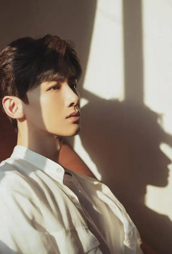 白敬亭饰演硬朗特警毫不违和,穿衣显瘦脱衣有肉,行走的荷尔蒙
