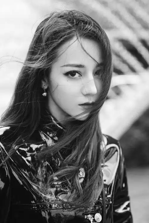 迪丽热巴下衣失踪秀美腿,好身材遮不住,穿雨衣都高级
