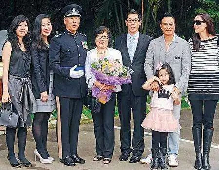 65岁任达华全家照,夫妻不见老,女儿漂亮,还有个背景强大的哥哥
