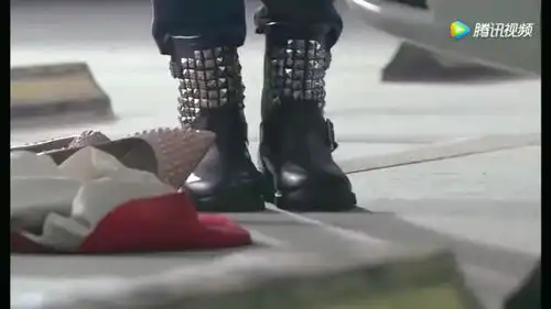 女特种兵地下停车场换军装,特种兵好身材一览无余
