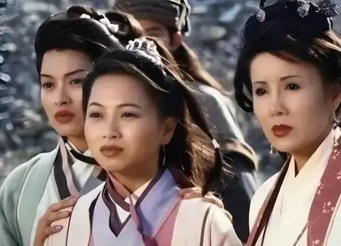 难怪阿紫容貌不输阿朱,萧峰却不要她,你看她早已将清白给了谁
