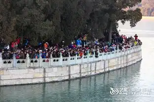 颐和园冬至时节上千摄影人扎堆拍摄十七孔桥金光穿孔

