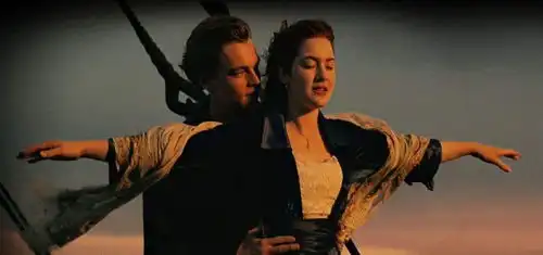 莱昂纳多嫩模女友上街,把t恤穿出花样,网友小李子眼光真不错
