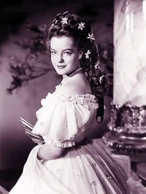 毫无疑问,罗密施奈德是奥地利电影史上值得骄傲的人物之一她出演的茜茜公主三部曲获得了成功影片中,她清新活泼,高贵典雅,气质宛若天成特别是她那迷人的微笑,驱散了二战后奥地利人民心中的阴霾,带给了人们重建家园的信心随着影片在其它欧洲国家的播放,年轻