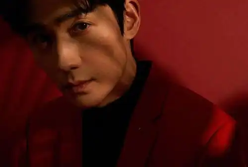 网上最红的男演员,与迪丽热巴般配度十足,刷五次微博出现三次

