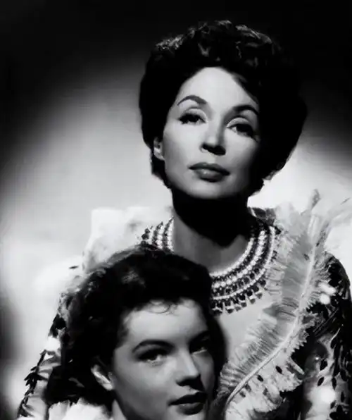 罗密演活了茜茜公主,14岁独子离世10个月后,43岁的她心碎而亡
