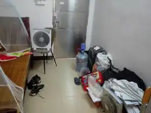 瞧瞧蜗居在广州城中村的失业大学生的出租房,那简直一片狼藉