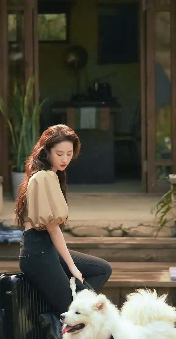 刘亦菲又美出圈了,新剧造型大方简约又气质,外出旅游就这么穿吧