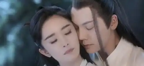 杨幂斛珠夫人生日剧照,和陈伟霆背后拥抱超亲密,网友期待
