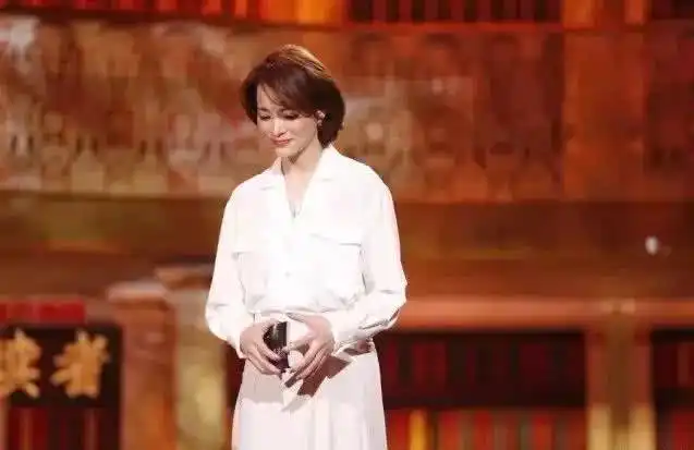 48岁的闫妮和黄磊你越自律,人生越自由
