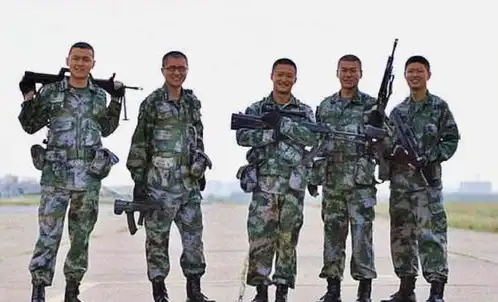 曾和吴京有过合作,因拍戏受伤,今拍戏需要八个替身