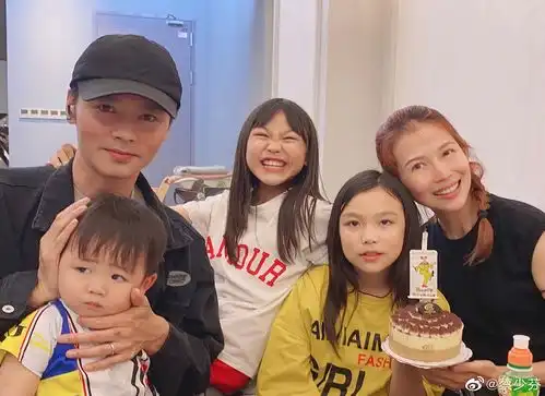 蔡少芬全家为女儿庆生,母女嘟嘴亲吻张晋捏脸,鱼蛋被蛋糕馋哭
