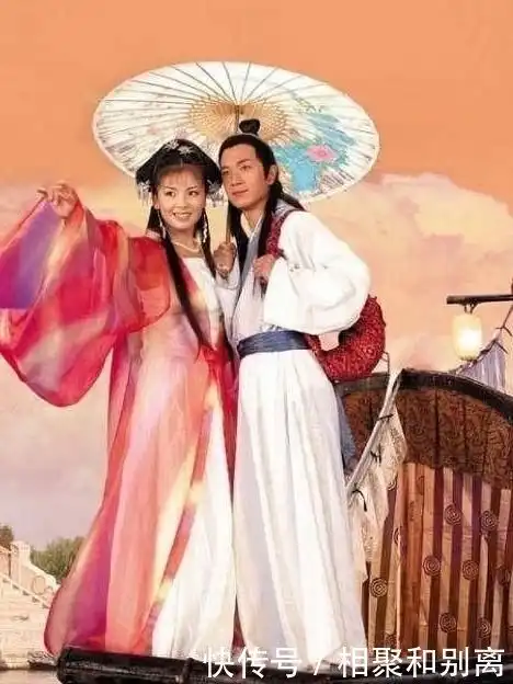 潘粤明刘涛再同框许仙白娘子机场揽肩拍照超有爱
