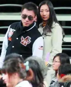 传孙红雷9月巴黎成婚其微博疑承认婚事