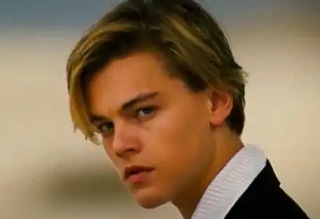 小李子年轻时有多帅试镜泰坦尼克号时整栋楼的女人都来看他
