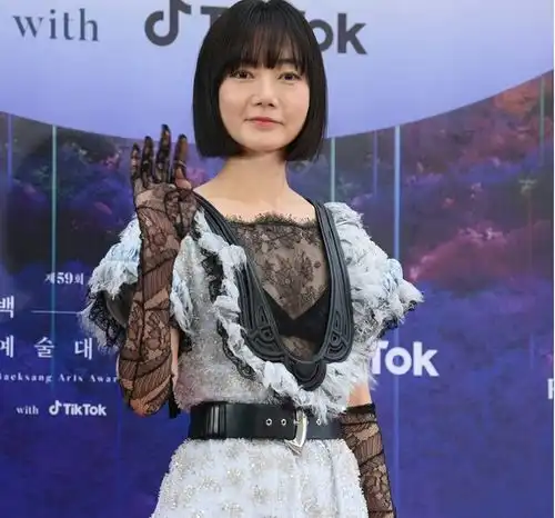 韩国百想大赏礼服排位iu珠宝配饰近百万,汤唯二度封后礼服低调