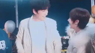 重启花絮朱一龙笑毛晓彤拍照一个表情,他怕是忘了自己拍照像个人形立牌
