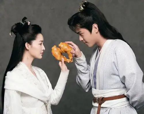 张若昀李沁重聚,现场互动欢乐多,一个小细节暴露李沁真实心情
