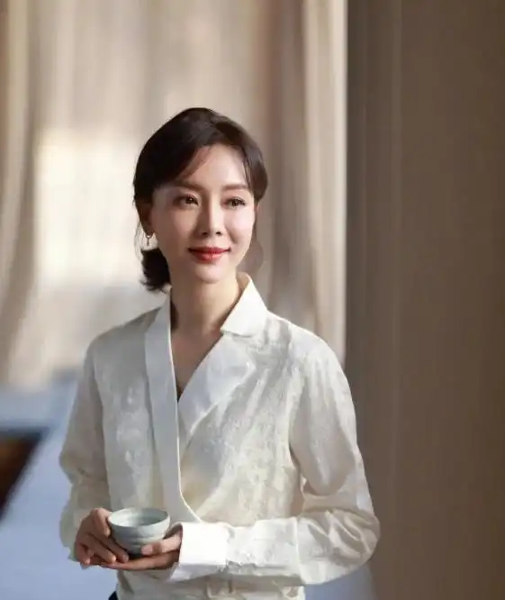 同样是演张校长,43岁的宋佳和46岁的海清一对比,优劣很明显