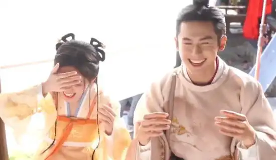 鞠婧祎教张哲瀚跳舞,张哲瀚摆了一个造型,鞠婧祎立马表示没眼看