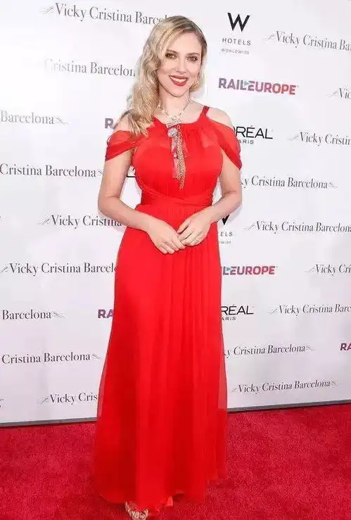 中国电影市场首位百亿女演员是美人,更是英雄