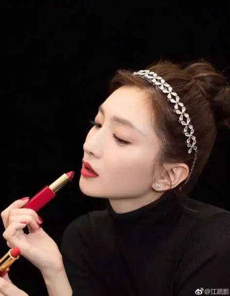 江疏影用红唇妆撩走恋爱先生靳东,3步轻松变身御姐范