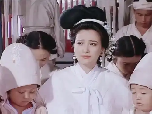 80年代,何晴在三国演义演小乔的剧照,梨花带雨美得让人心醉

