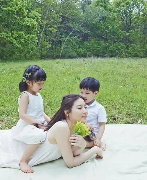 大长今走红的李英爱,49岁携龙凤胎晒素颜照保养超重要
