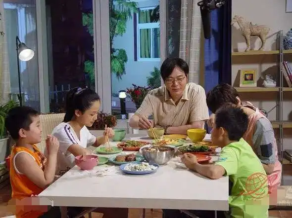 家有儿女刘星一家多富就这一桌子菜,十几年后有几人吃得起