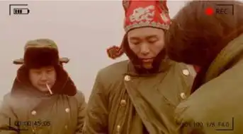 当年拍摄大话西游的幕后照,演员完全没有高低之分,人手一件军大衣
