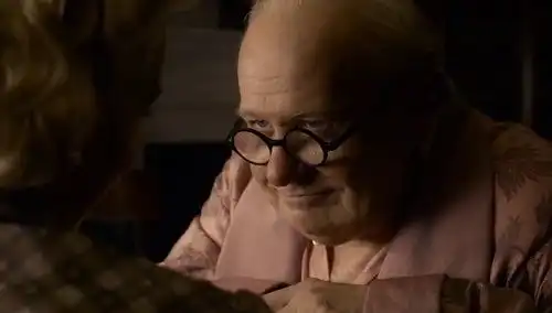 至暗时刻片段加里奥德曼坏坏惹人爱甜言蜜语哄回夫人
