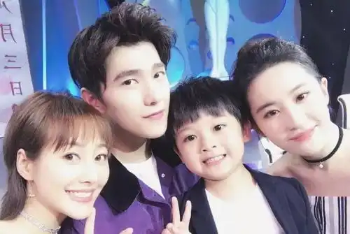 尖货戴上刘雯周冬雨迪丽热巴同款配饰,美得毫不费力
