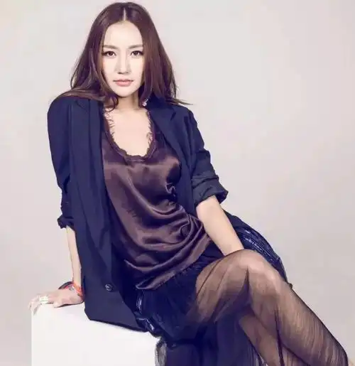 她是张国立唯一女徒弟,嫁大13岁富豪风光无限,如今老公被传快破产了
