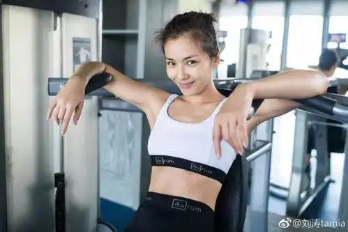 关晓彤爸爸与鹿晗合影甜蜜暴击开播在即,这个减脂的拳击运动先练几招