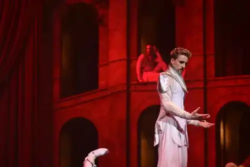 再次来华轰动了整个法国的神级音乐剧即将回归莎士比亚罗密欧与朱丽叶经典的法语音乐剧
