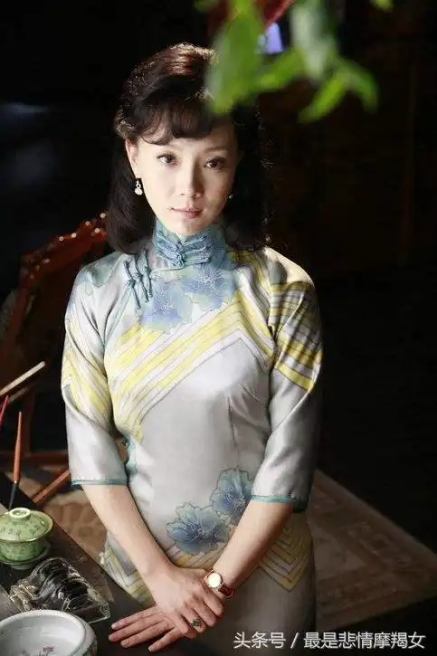 旗袍之所以被称为国服,就在只有它能体现风情,当然还有着三美