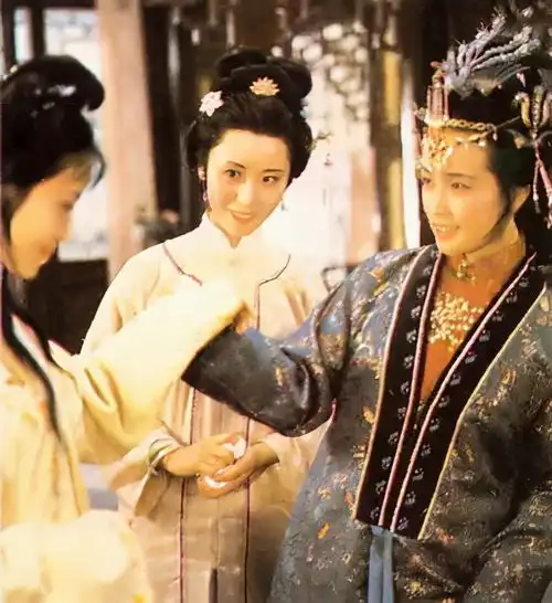 美了一辈子,刘晓庆傅艺伟都为她做配,如今成为母亲专业户