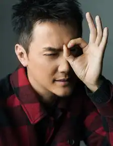 冯绍峰暖狼魅力封面硬照温情满满