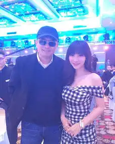 柳岩出席活动露香肩开心与粉丝合影