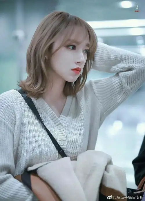 程潇机场饭拍褐栗色短发白色针织衫加黑白格休闲裤美图神图分享宇宙少女乐华
