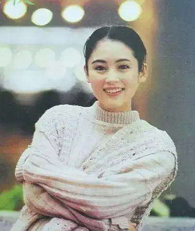 内地第一美人,琼瑶女郎,52岁的她时尚依旧
