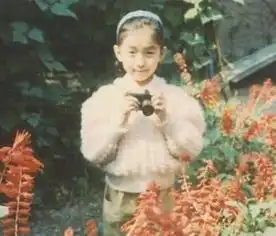 郑恺放江疏影大学非主流照,儿时很文艺,网友没整容从小美到大