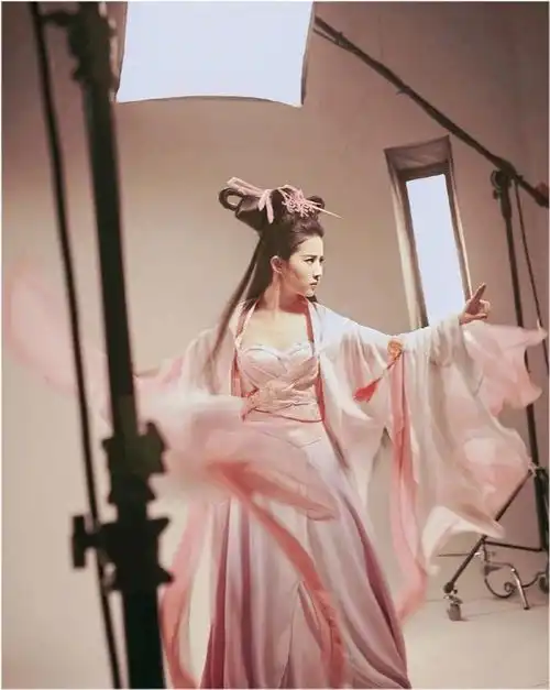 刘亦菲倩女幽魂剧照曝光,一袭粉色古装长裙,仿若仙女下凡
