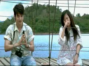 求初恋这件小事中小水和阿亮学长坐在吊桥上的那张照片,要能做电脑桌面的