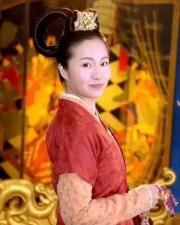 两人同演甄嬛传一炮而红,今一人片约不断,她有长相却被遗忘
