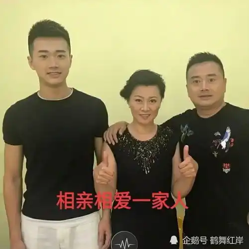 乡村爱情刘一水一家三口照片曝光,儿子清秀帅气撞脸央视杨帆
