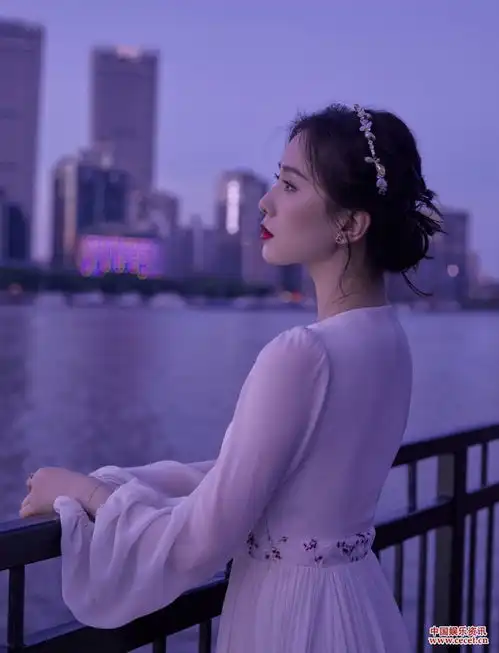 刘诗诗白色长裙站在夜景下的黄埔江边唯美动人