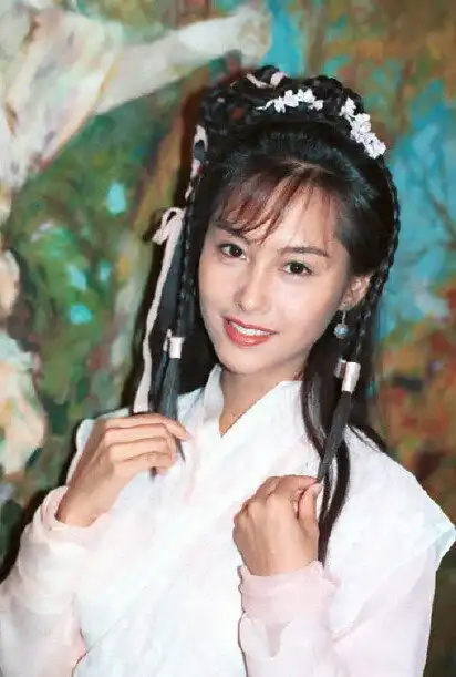 朱茵穿白裙宛如希腊女神露背秀腿好诱人
